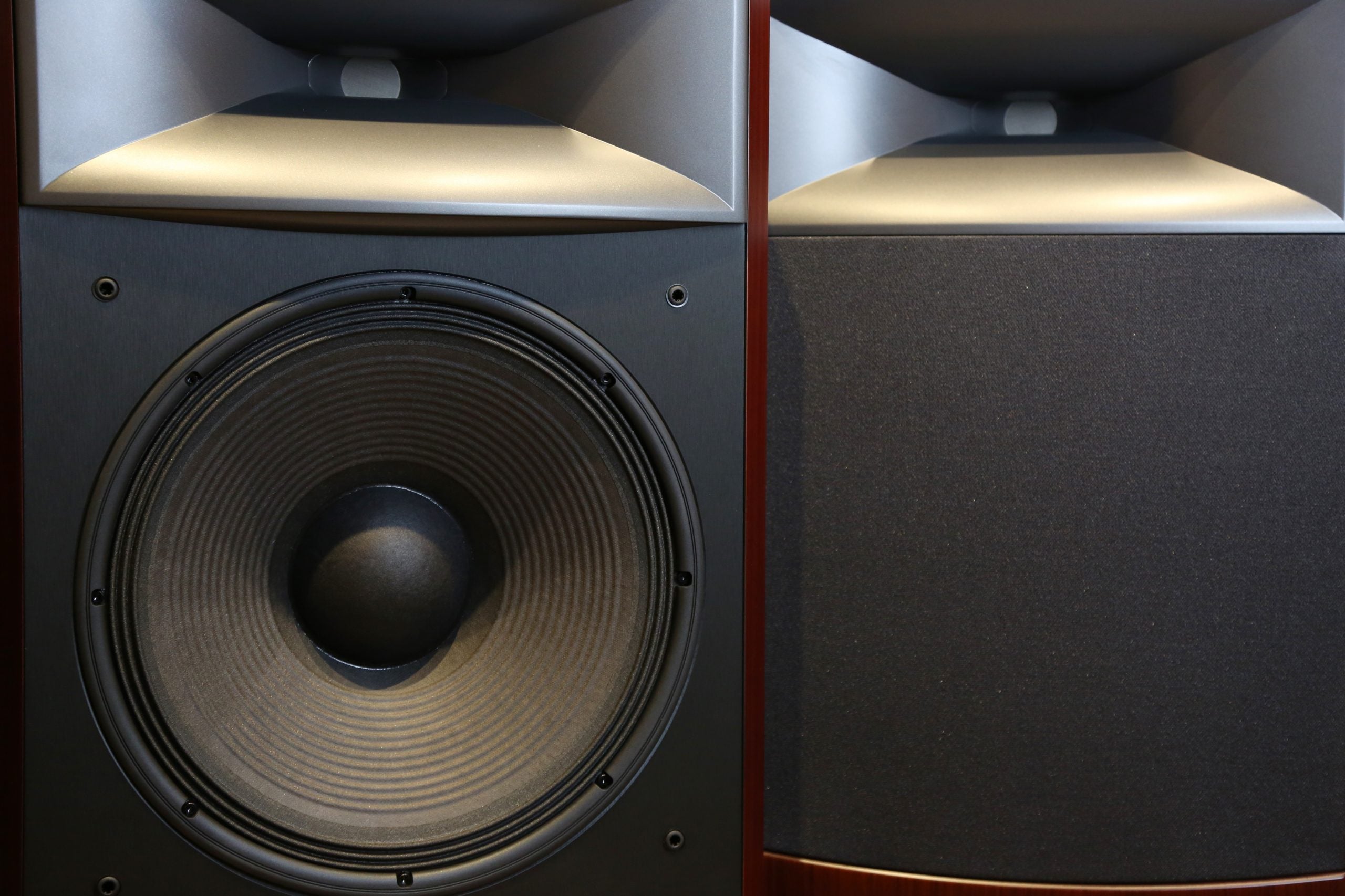 Hingeguckt und aufgehorcht: JBLs 3-Wege-Lautsprecher S3900 und S4700