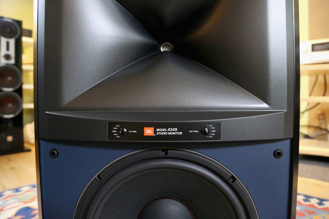 Frisch eingetroffen aus Northridge, Kalifornien: Der JBL 4349 Lautsprecher