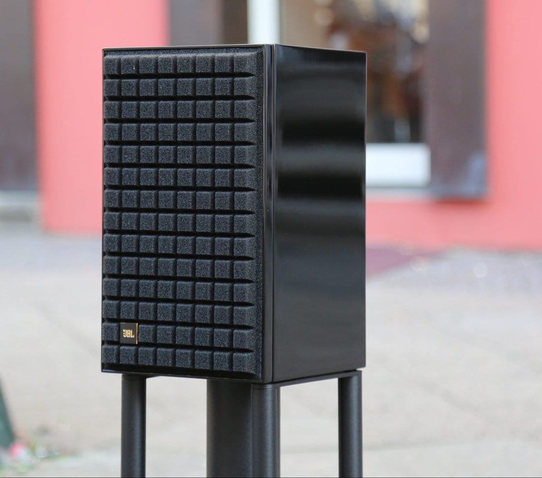 JBL präsentiert die Black Edition seiner beliebten Classic Serie Lautsprecher in limitierter Auflage