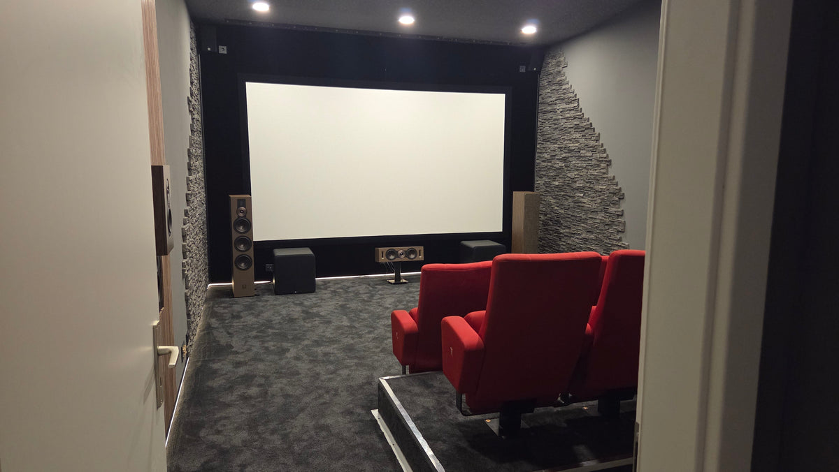 Heimkino erleben statt Prospekte wälzen – willkommen in unserem neuen Kinostudio