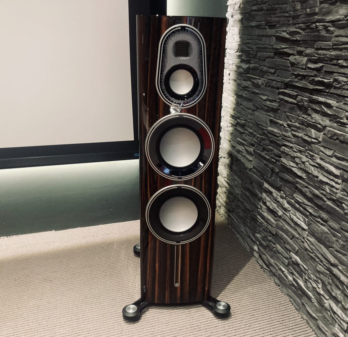 Nicht nur wir sind begeistert! Die Monitor Audio Platinum 300 3G im Test bei Lowbeats.de