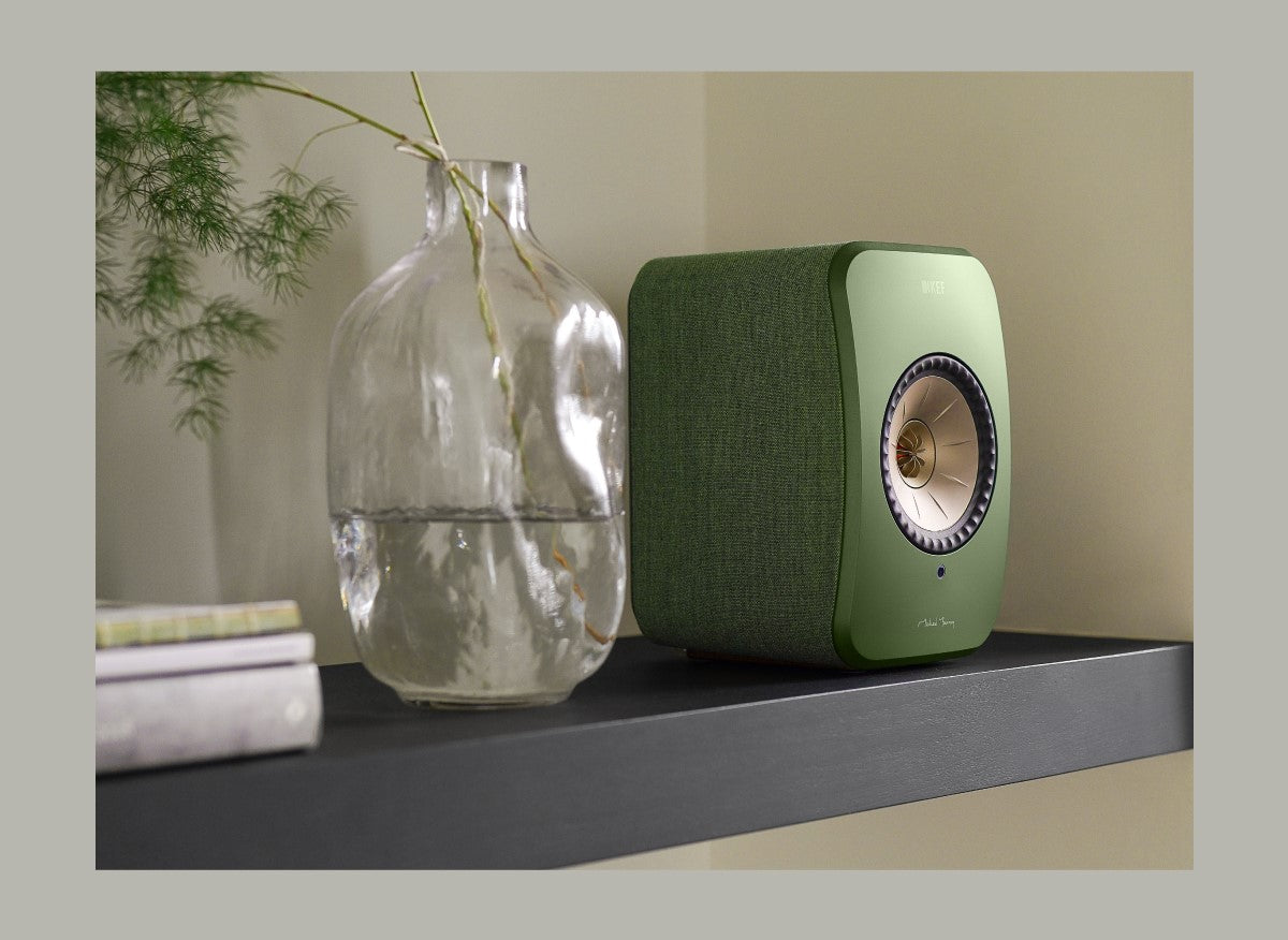 KEF präsentiert den LSX II Wireless Lautsprecher in olivgrüner Ausführung