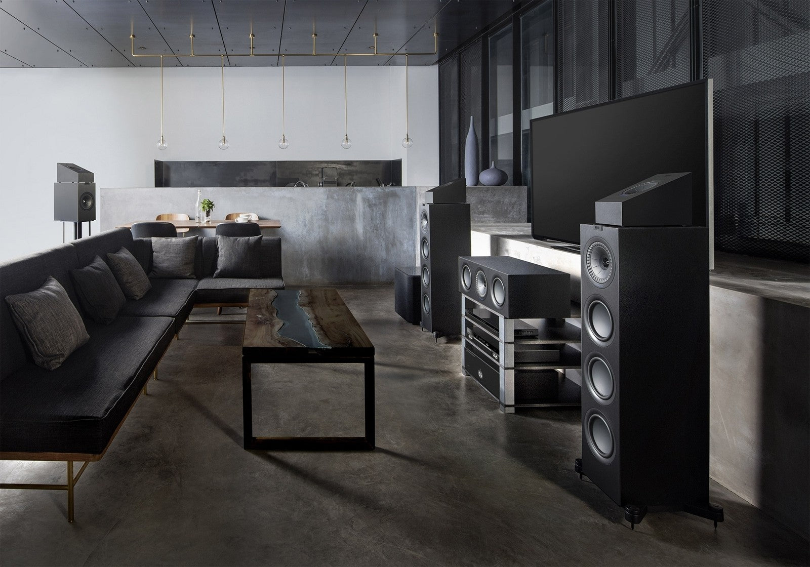 Reflektive Dolby Atmos-Systeme mit den KEF Q50a Lautsprechern
