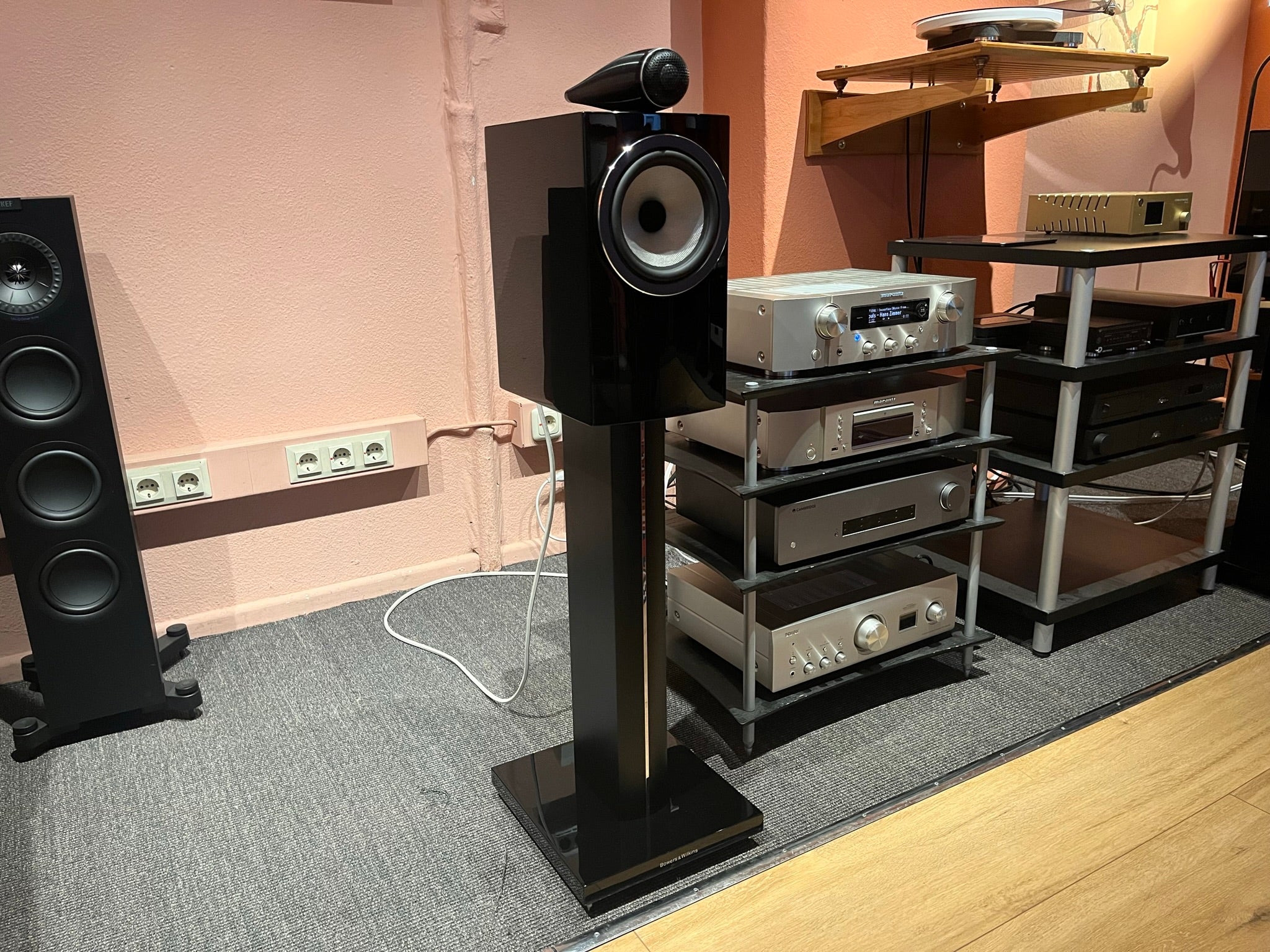 Frisch eingetroffen: Der 705 Lautsprecher aus der 700er Serie 3 von Bowers & Wilkins