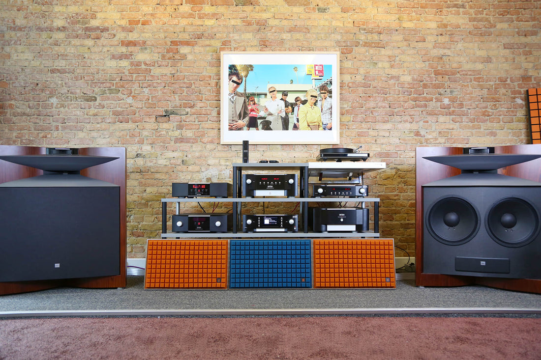 Schicke Fotomodelle: Mark Levinson und JBL im Fokus