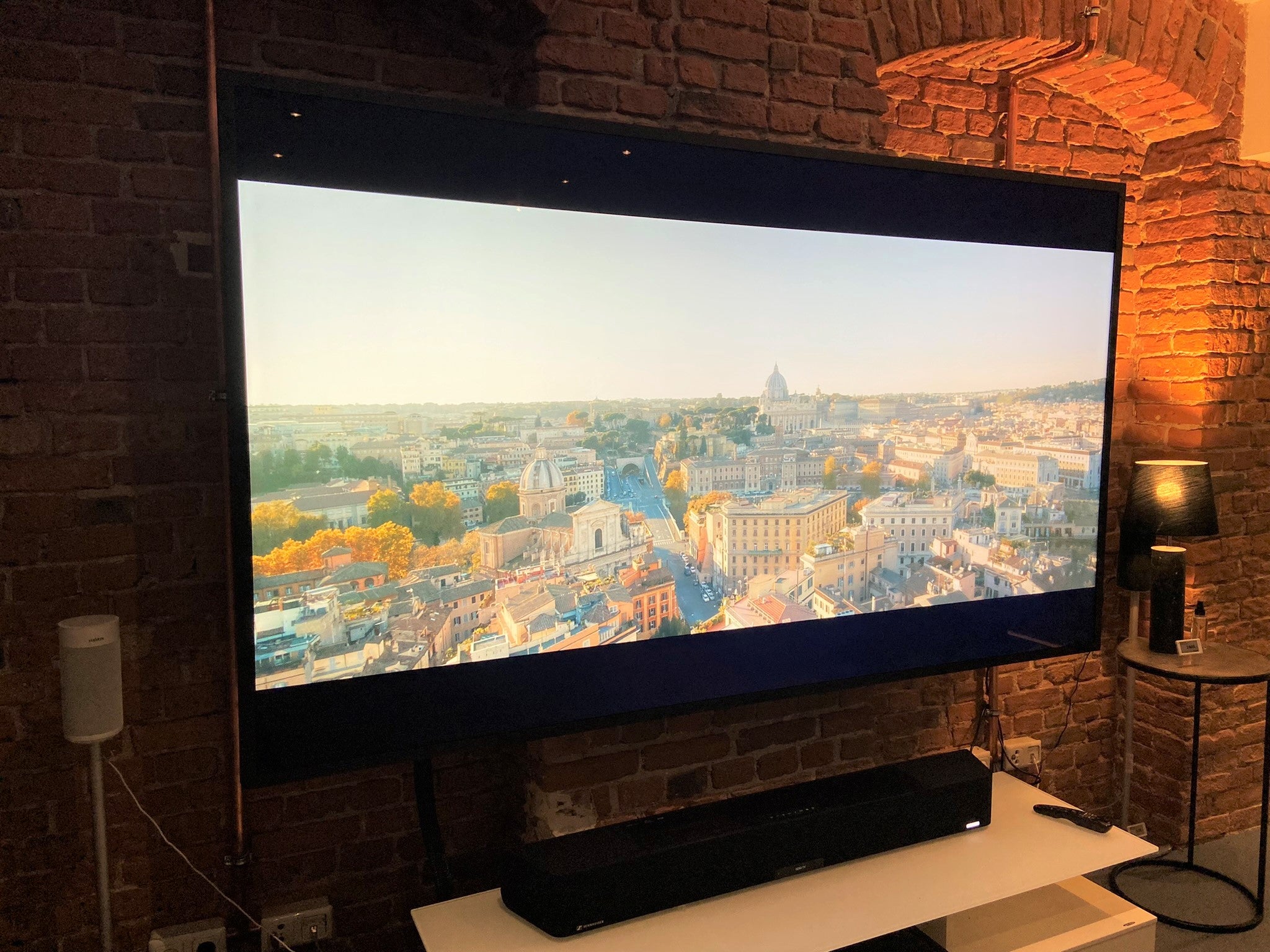 Beeindruckende Größe beweist der 100 Zoll Sony Bravia