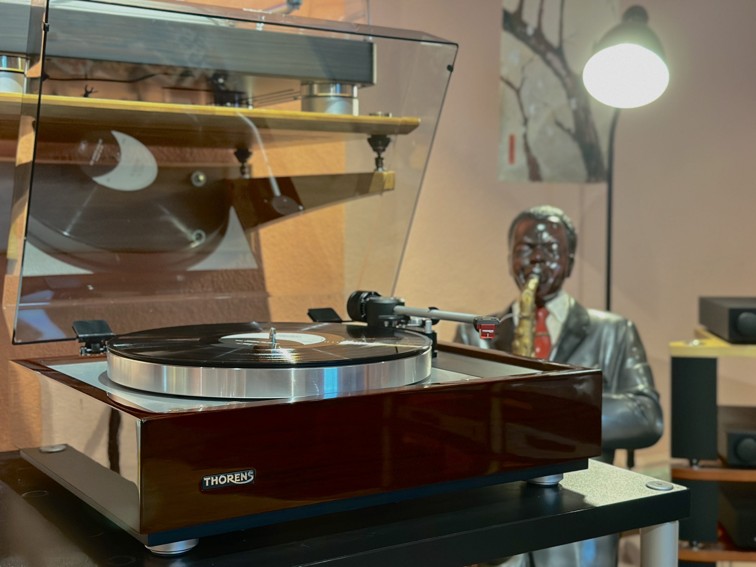 Erlebe den preisgekrönten Thorens TD 1601 mit verbessertem TP 160 Tonarm bei uns!