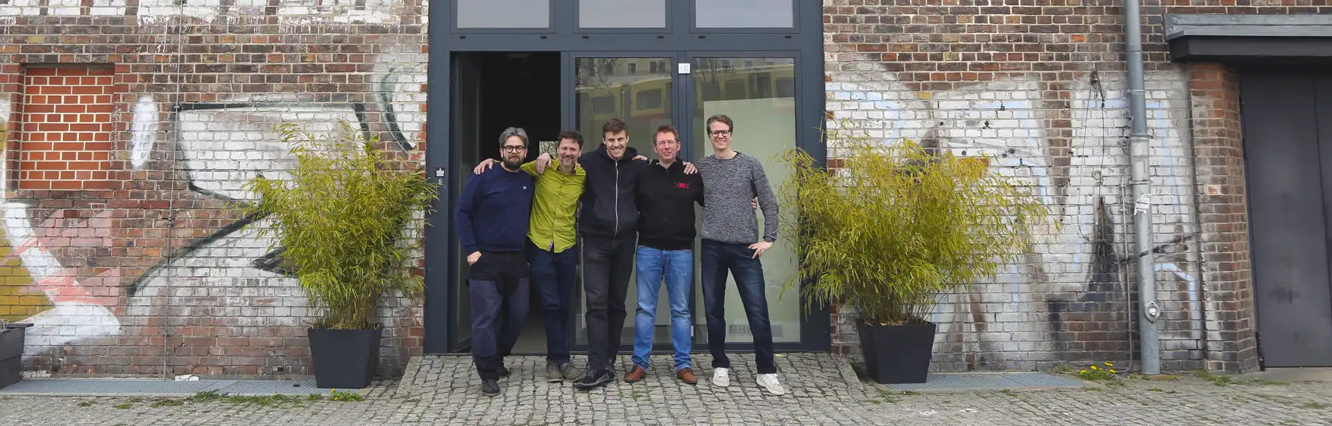 Außenansicht des hifi.shop Ladens mit Mitarbeitern