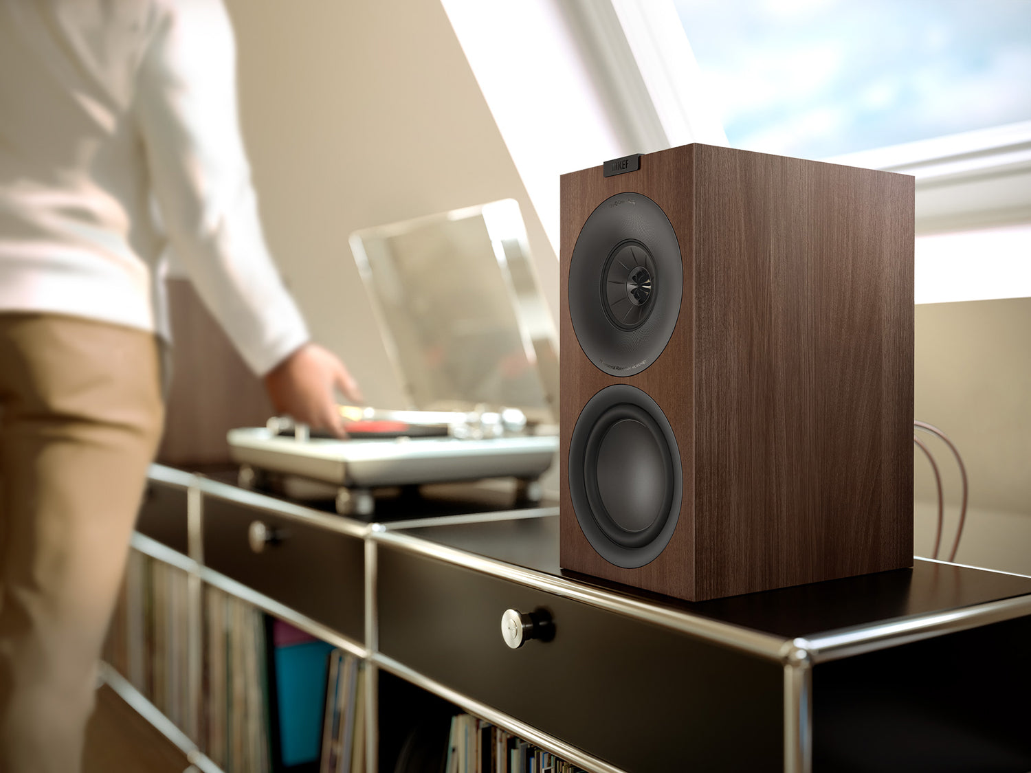 kef q concerto meta kompaktlautsprecher walnuss lifestyle 2