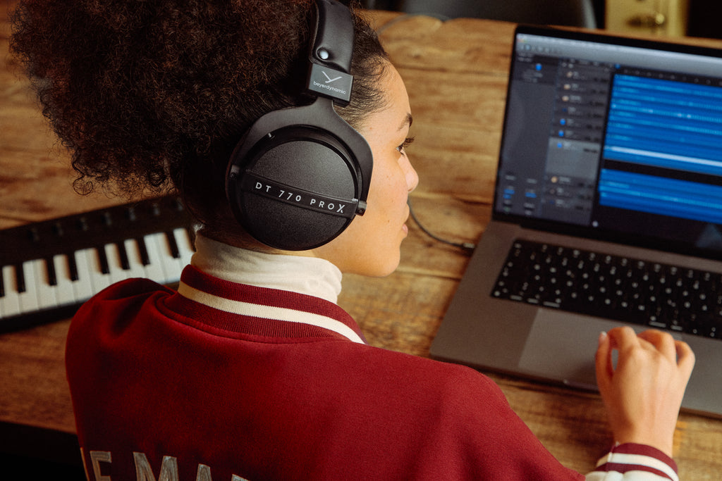 beyerdynamic dt770 pro x studio-kopfhörer lifestyle bild 2