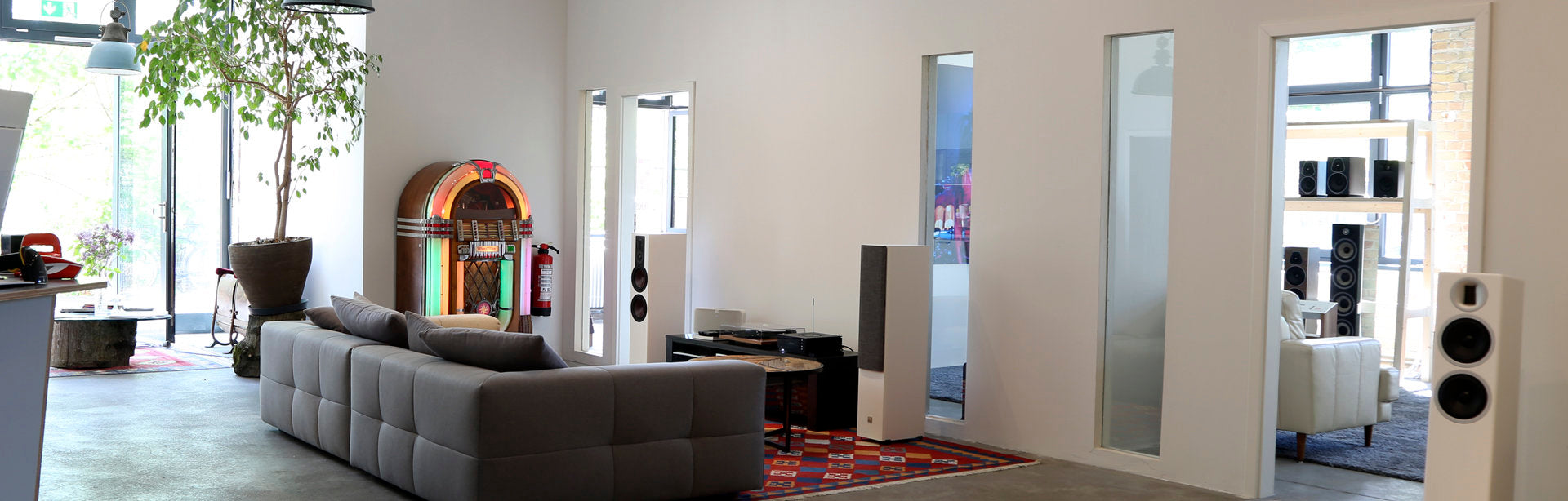 Hifi Verkaufsraum mit Sofa und Jukebox